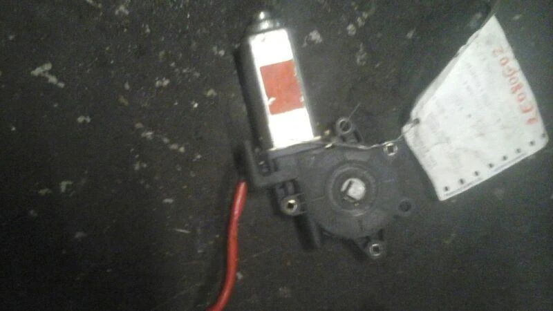 95 PATHFINDER RIGHT POWER WINDOW MOTOR REAR FROM MARCH 1995 - Image 1 of 3