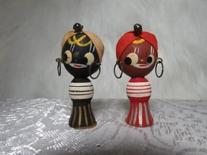 TWO SMALL 2" VINTAGE WOODEN ISLANDER DOLLS BLACK & BROWN WITH HOOP EARRINGS - Picture 1 of 8
