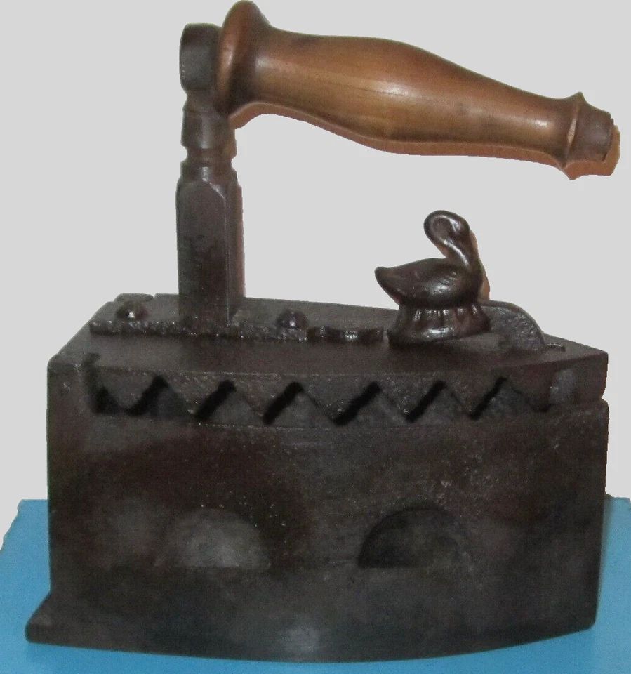 ancien  fer à repasser  à braise avec une fermeture  originale en forme de cygne - Photo 1/4