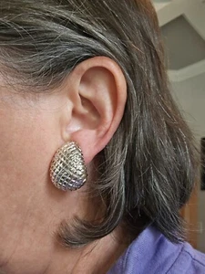 VINTAGE SIGNIERTE JOAN RIVERS SILBERFARBENE CLIP-ON-OHRRINGE - Bild 1 von 4