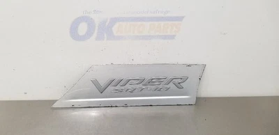 04 DODGE VIPER GEN 3 PANEL BASCULANTE FALDÓN LATERAL PLACA DE IDENTIFICACIÓN EMBLEMA PASAJERO DERECHO Foto 1 de 4