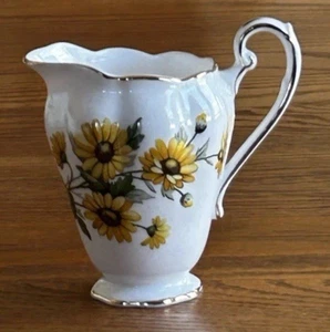 ROYAL STANDARD CREAMER BLACK EYED SUSANS DAISIES GOLD RIMS FOOTED OCTAGONAL BASE - Picture 1 of 9