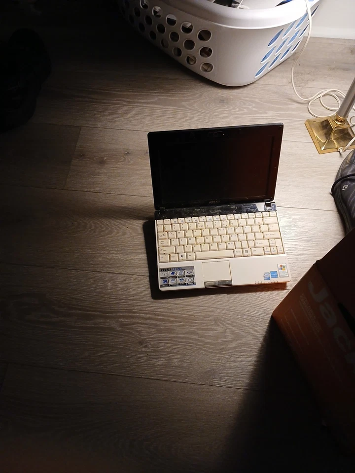 笔记本电脑 Msi Needs A Cord to Power It On 白色 — 第 1/1 张图片