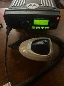 Radio Motorola Modelo XTL1500 M28URS9PW1AN Flashcode 008008-002410-5 con micrófono solamente - Imagen 1 de 6