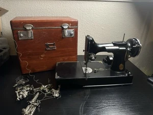 FUNKTIONIERT 1947 Singer Modell 221 federleichte Nähmaschine AF251286 +Zubehör - Bild 1 von 13