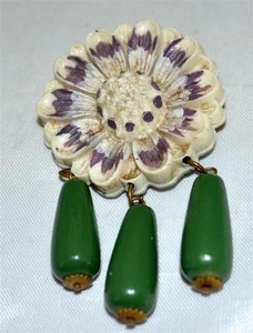 Prendedor de flores de plástico temprano crema y púrpura vintage con 3 borlas de madera verde oscuro - Imagen 1 de 4