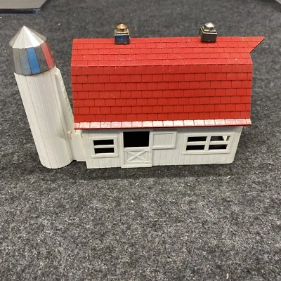 Bachmann 0/S Scale Plasticville Barn Kit #BN-1 (White/Red) Used (PV070324-07) - Image 1 of 4