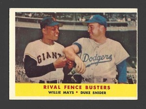1958 Topps #436 WILLIE MAYS Raw - San Francisco Giants - w/ Duke Snider - HOF