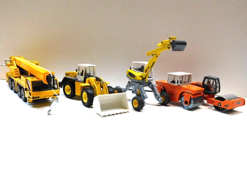 Siku 2110 Feuerwehrkranwagen 3548 Bagger 3434 Radlader 2935 Walze 3530 - Set 8 - Bild 1 von 4