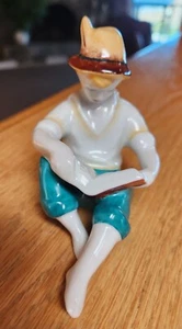 Hollohaza UNGARN Porzellan Figur JUNGE liest - Bild 1 von 8