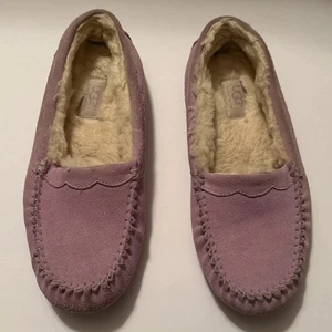 UGG Scalloped Suede Moc Pink Women's Size 8 Preowned Moccasins Slippers Lined - Picture 1 of 7