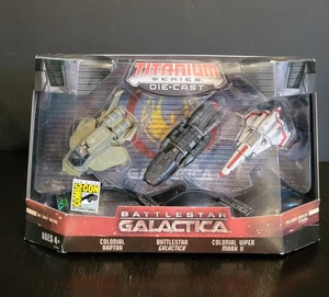 Colonial Raptor Mark II 3 Pack SDCC BATTLESTAR GALACTICA Titanio Die Cast NUEVO - Imagen 1 de 4