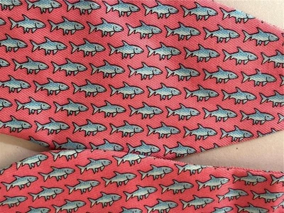 Pajarita de seda roja Vineyard Vines Blue Sharks hecha en EE. UU. Foto 1 de 3