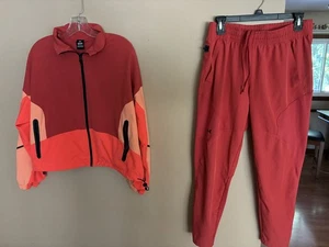 Under Armour Paket 2: Windjacke/Hose Sedona Rot. - Bild 1 von 8