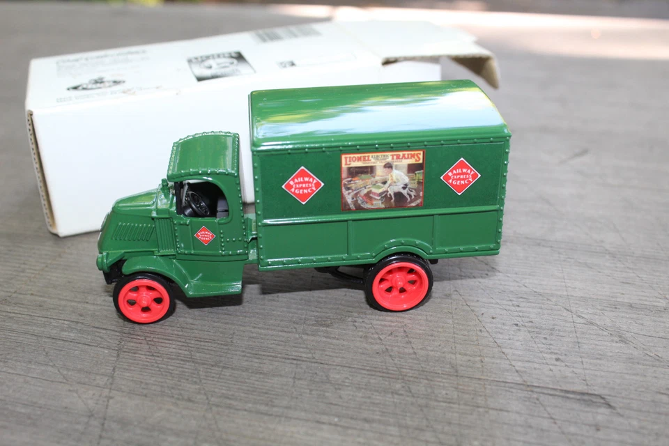 1998 Ertl # 19142 Lionel Trains Mack Truck