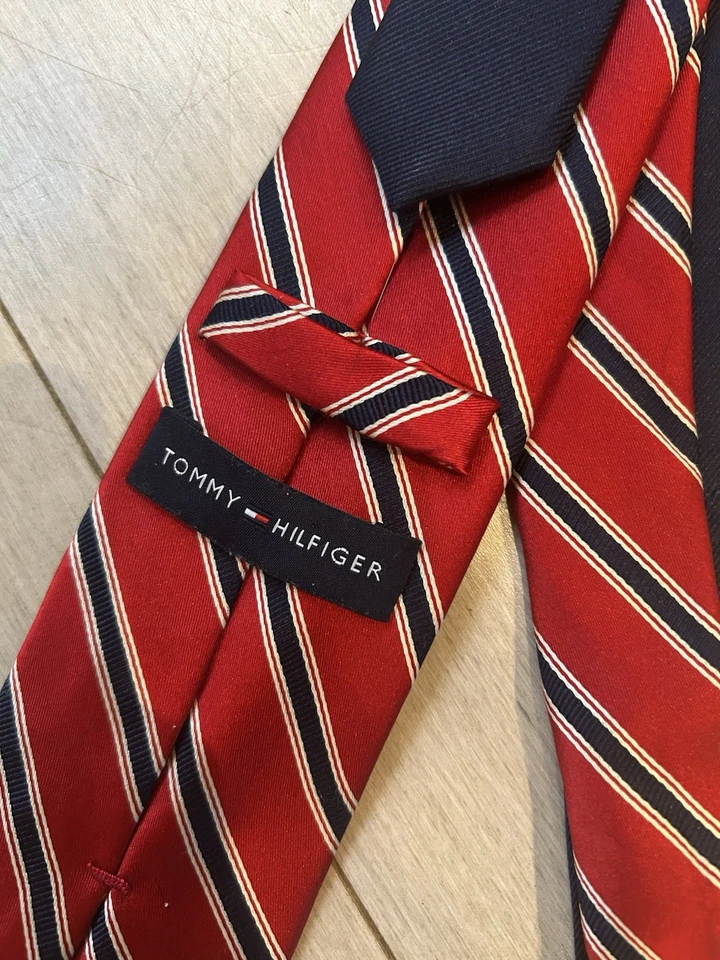 Corbata Tommy Hilfiger, roja blanca y azul a rayas 100 % seda Foto 1 de 4