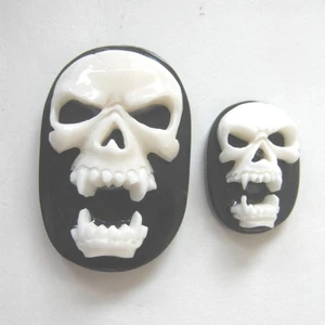 MS Artisan Teschio Cabochon Intagliato con Zanne 18x25mm Bianco Senza Foro Bali Indonesia - Foto 1 di 3