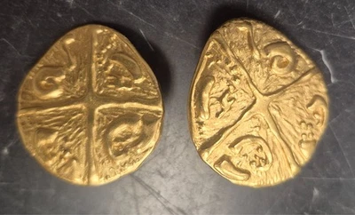 Pendientes de colección Monet jeroglíficos imitación monedas romanas clip en tono dorado mate Foto 1 de 4