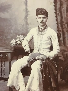 Fotografía vintage de la India INDIA Wealthy Man Indore 4 pulgadas x 5,75 pulgadas - Imagen 1 de 6