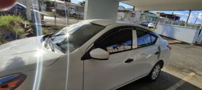 JDM ESTILO ONDULADO VENTANA AHUMADA VISERA VENTILACIÓN PANTALLA PARA SEDÁN NISSAN VERSA 2012-2019. Foto 1 de 4