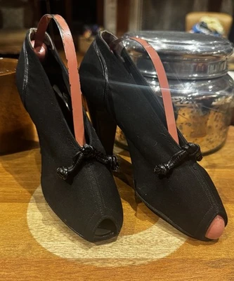 Vtg 1940s Black Peep Toe Knot Detail WW2 Rayon Crepe Leather Sole Metal Heel Tap - Image 1 of 4