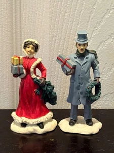 Vintage Weihnachtslieder Figuren 2er Set Mann & Frau mit Geschenken & Kränzen - Bild 1 von 5