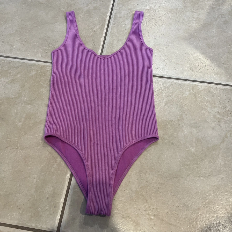 Aura боди ребристый вязаный без рукавов светло-фиолетовый 2 застежки размер S/M - Изображение 1 из 1