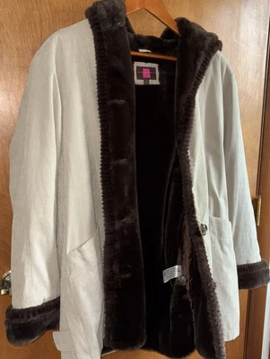 Abrigo de galería con capucha para mujer. M. Piel sintética Foto 1 de 4