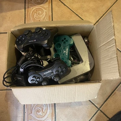 Mega Lotto Controller Non Funzionanti Playstation Ps1 Ps2 Ps4 Multitap Wii - Immagine 1 di 4