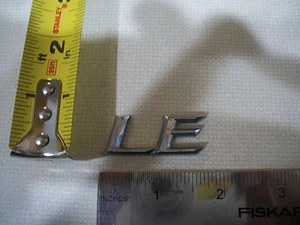 LE SCRIPT EMBLEM SYMBOL USED BAGDE SILVER OEM ORIGINAL - Imagen 1 de 1