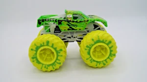 Hot Wheels Monster Trucks 1/64 Scale Gunkster Green with Yellow Wheels And Tires - Imagen 1 de 4