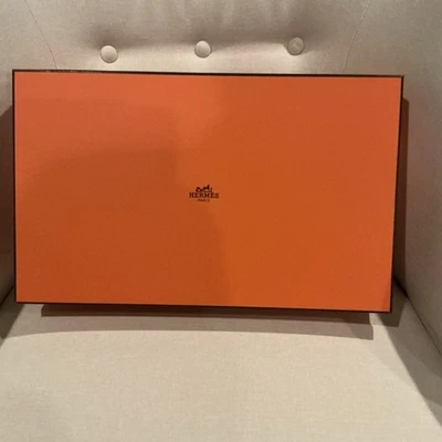 HERMES CAJA VACÍA CON CINTA, TAMAÑO 15”x9,25”x2,5” Foto 1 de 3