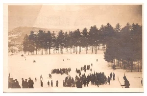 Escena de esquí RPPC 1922, trineos tirados por caballos en el área de la ciudad, Littleton, NH - Imagen 1 de 2