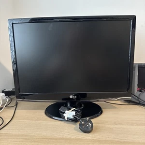 LG Flatron W2254TQ-PF 22" Widescreen LCD Monitor *TESTED FULLY WORKING - Picture 1 of 5