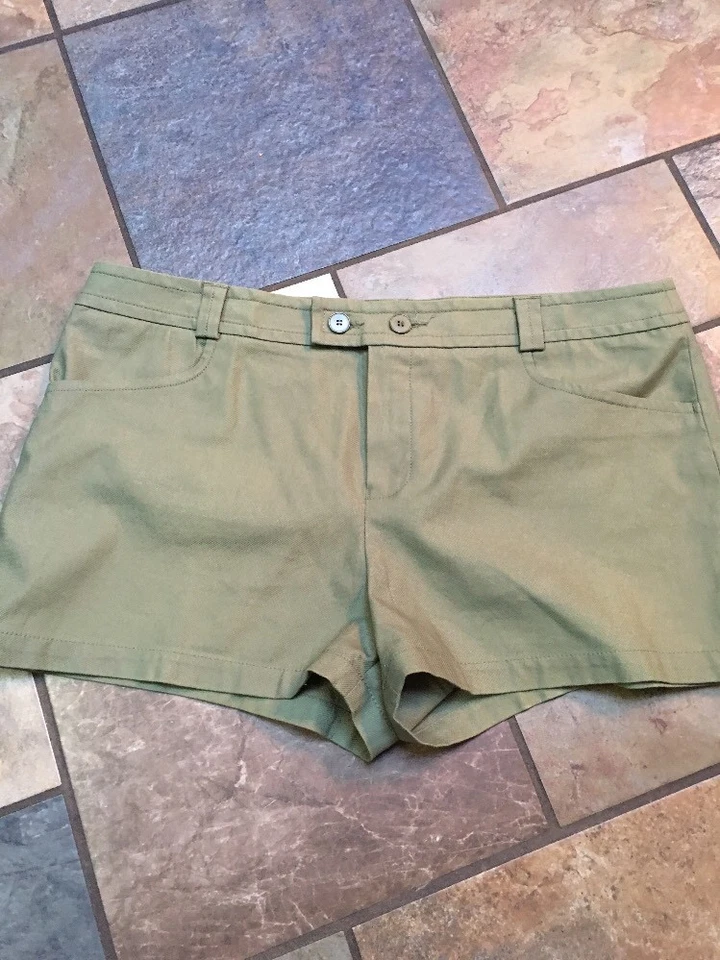 Nwot!!! Women's Lacoste Green Shorts Size 14 Euc W10 - Image 1 of 3
