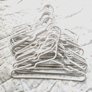 Lote de 20 perchas blancas para niños de plástico para niños pequeños bebés delgadas - Imagen 1 de 2