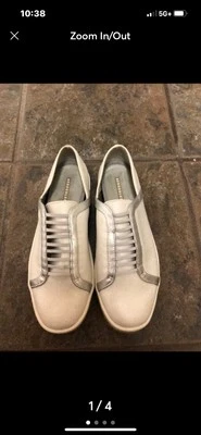 Elegantes zapatillas blancas con aerosoles con ribete plateado Foto 1 de 4