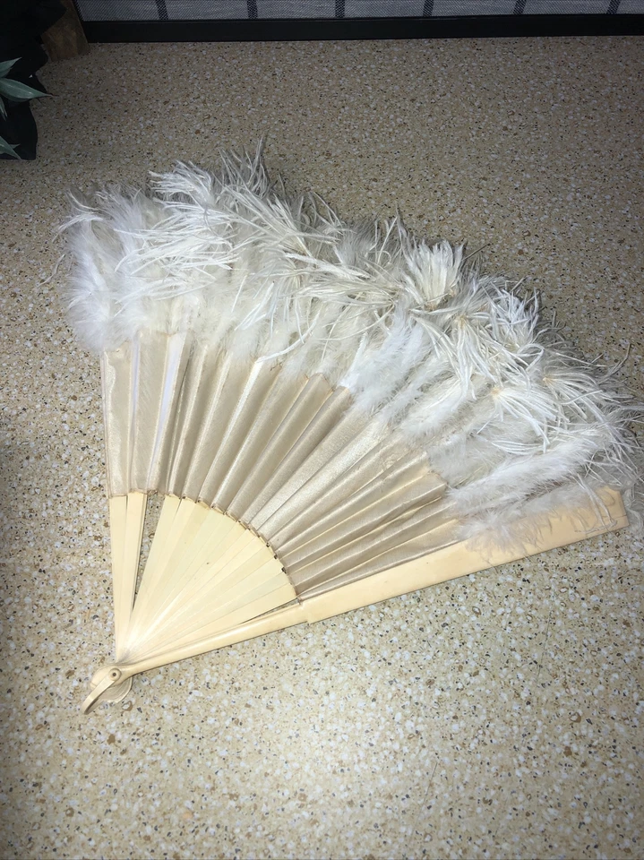HERMOSO VENTILADOR DE MANO DE CELULOIDE PLUMA DE AVESTRUZ BLANCO 16 1/2 VINTAGE AÑOS 1900 Foto 1 de 3
