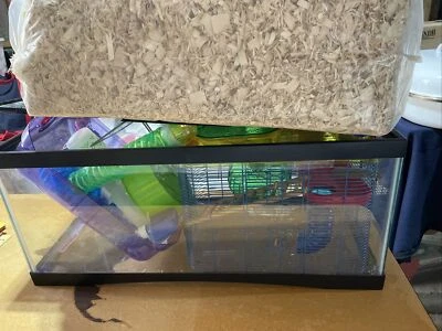 Jaula para hámster usada. Viene como dos piezas. Con bolsa grande de ropa de cama. Foto 1 de 4