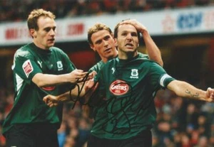 PLYMOUTH: FOTO DE ACCIÓN FIRMADA POR KARL DUGUID 6x4 + certificado de autenticidad - Imagen 1 de 1