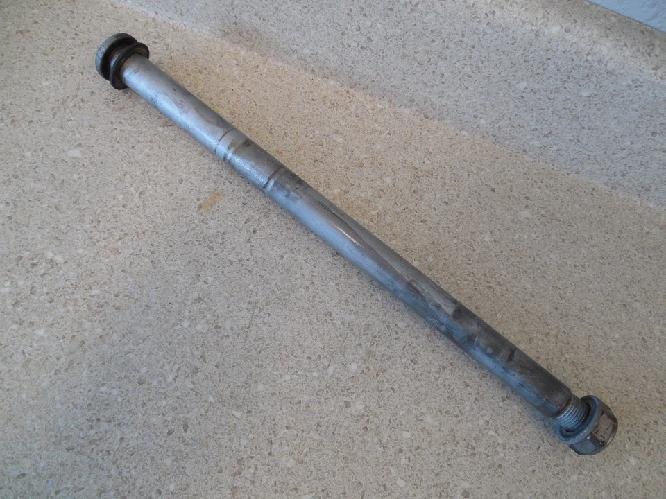 09 Honda ST1300 A/EJE TRASERO Foto 1 de 1