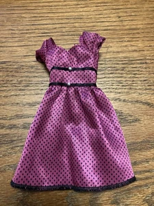 Vestido de muñeca se adapta a patrón rosa con puntos negros manga corta ribete negro - Imagen 1 de 3