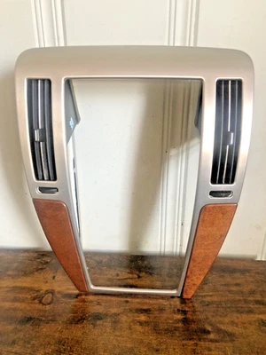 Оригинальная отделка центральной панели радиоприемника вентиляционная решетка серебристая древесина 2008-2011 Cadillac STS - Изображение 1 из 4