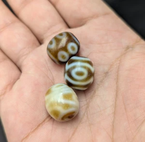 Hermoso lote de 3 cuentas de ágata Dzi ojos tibetanos del Himalaya - Imagen 1 de 20