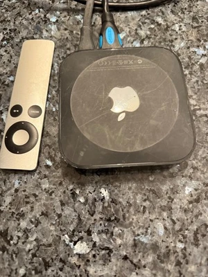 Apple TV A1842 4K HDR 1st Generation 32GB Wi-Fi Streamer + Cable HDMI - Image 1 of 4