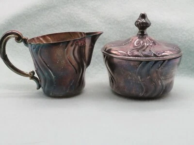 Crema y azúcar plateada vintage con patrón de remolino de tapa Foto 1 de 4