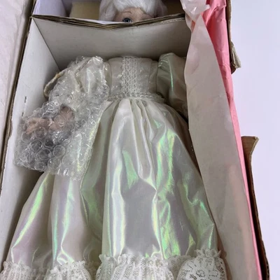 Boneca de porcelana Paradise Galleries Kristen the Crystal Fairy caixa com certificado de autenticidade com suporte varinha - Imagem 1 de 4