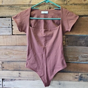 Aritzia Babaton Contour Rust Brown Short Sleeve Square Neck Bodysuit Sz S  - Picture 1 of 8
