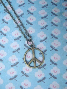 COLLAR FUNKY PEQUEÑO LATÓN SIGNO DE LA PAZ VINTAGE KITSCH BOHO HIPPY LINDO 60 70 80 - Imagen 1 de 1