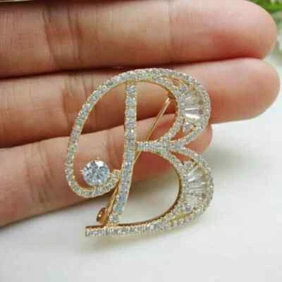 Broche prendedor de letras B de belleza de diamantes simulados de 3 quilates enchapado en oro amarillo de 14 k Foto 1 de 4